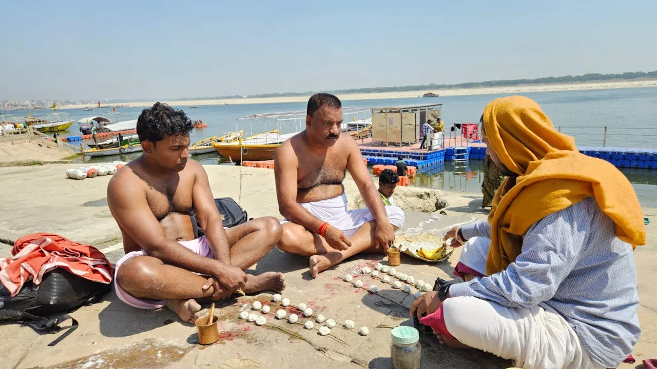 Kashi ved pandit performing shraddh