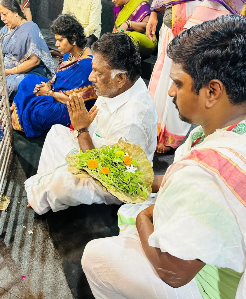 Former Tamil Nadu Chief Minister Shri O. Panneerselvam performing Vedic puja rituals in Kashi with Brahmin Pandits