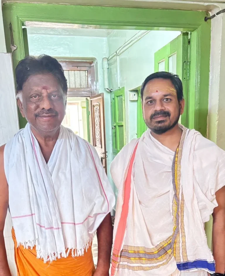 Shri O. Panneerselvam performing sacred Vedic rituals in Kashi with experienced Brahmin Pandits