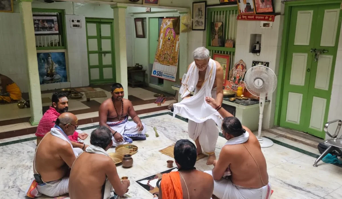Five Brahmins performing Pind Daan ritual for ancestors